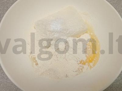 Sūrio blynai su džiovintomis spanguolėmis, kepami kokosų aliejuje Žingsnis 3