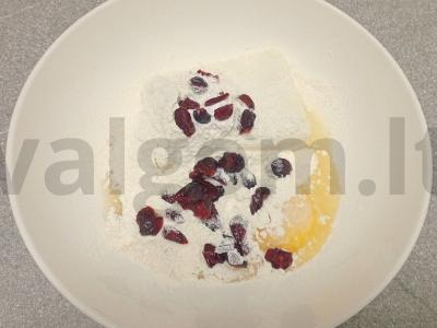 Sūrio blynai su džiovintomis spanguolėmis, kepami kokosų aliejuje Žingsnis 4