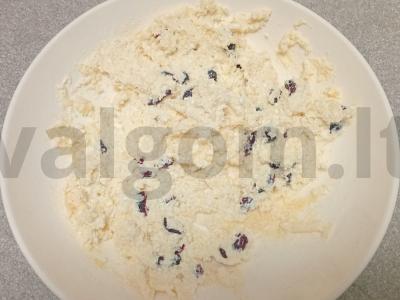 Sūrio blynai su džiovintomis spanguolėmis, kepami kokosų aliejuje Žingsnis 5