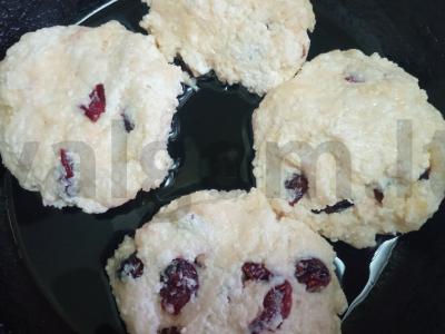 Sūrio blynai su džiovintomis spanguolėmis, kepami kokosų aliejuje Žingsnis 7