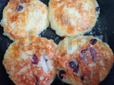 Sūrio blynai su džiovintomis spanguolėmis, kepami kokosų aliejuje Žingsnis 8