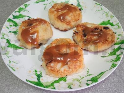 Sūrio blynai su džiovintomis spanguolėmis, kepami kokosų aliejuje pagrindine nuotrauka