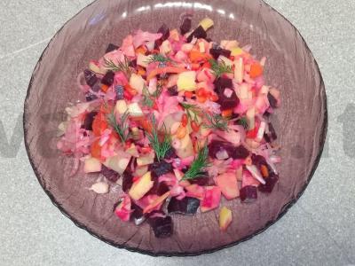 Vinegretas su raugintais kopūstais, barbaru ir garstyčių padažu pagrindine nuotrauka