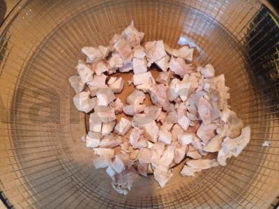 Salotos su vištiena, džiovintais slyvomis ir marinuotais grybais Žingsnis 1