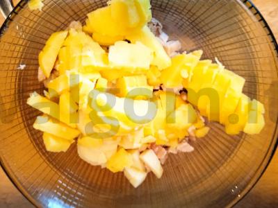 Salotos su vištiena, džiovintais slyvomis ir marinuotais grybais Žingsnis 2