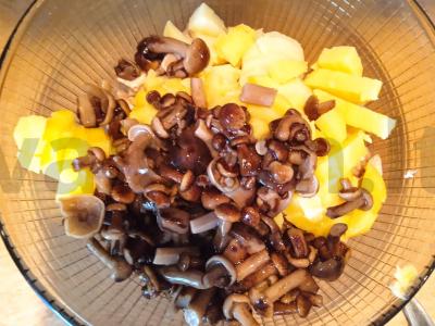 Salotos su vištiena, džiovintais slyvomis ir marinuotais grybais Žingsnis 3