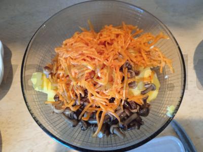 Salotos su vištiena, džiovintais slyvomis ir marinuotais grybais Žingsnis 5