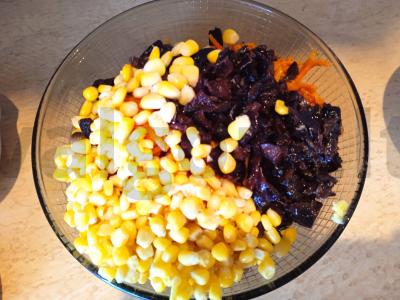 Salotos su vištiena, džiovintais slyvomis ir marinuotais grybais Žingsnis 6