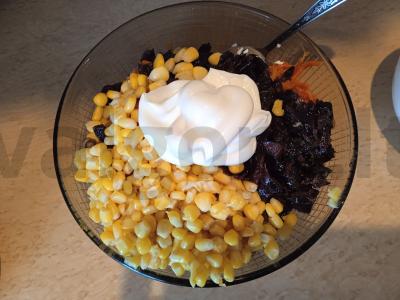 Salotos su vištiena, džiovintais slyvomis ir marinuotais grybais Žingsnis 7