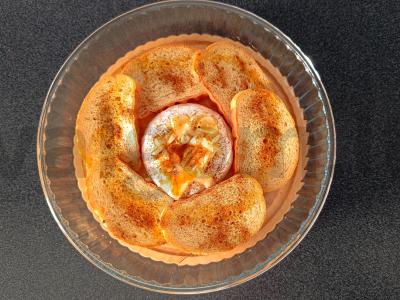 Sūris, keptas orkaitėje su baltu duona ir prieskoniais pagrindine nuotrauka