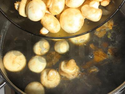 Sriuba su trimis grybų rūšimis Žingsnis 8