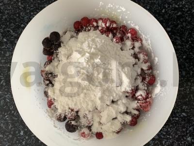 Uogų pyragas su raugintu pienu Žingsnis 4