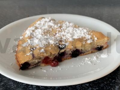 Uogų pyragas su raugintu pienu pagrindine nuotrauka