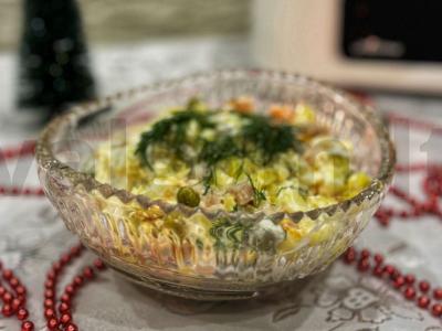 Olivje salotas su jogurtu pagrindine nuotrauka