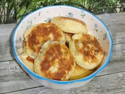 Varškės blynai su kokosų drožlėmis pagrindine nuotrauka