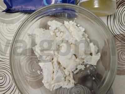 Varškės desertas su įvairiaspalviais cukatais ant topinamburo Žingsnis 1