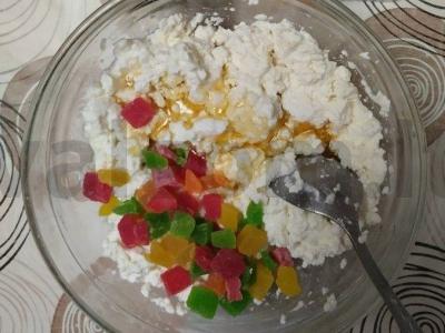 Varškės desertas su įvairiaspalviais cukatais ant topinamburo Žingsnis 3