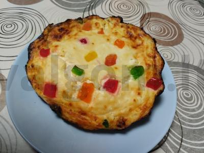 Varškės desertas su įvairiaspalviais cukatais ant topinamburo pagrindine nuotrauka