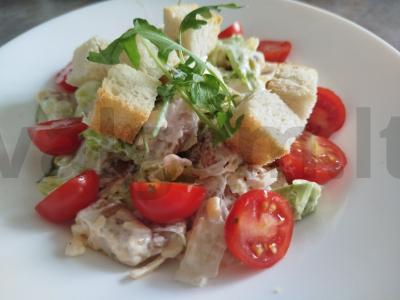 Cezario salotas su rukola pagrindine nuotrauka