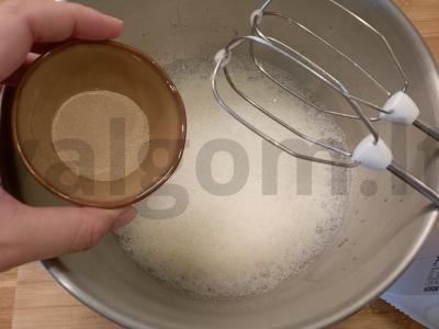 Pyragas iš kvietinių miltų su aguonomis Žingsnis 2