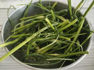 Salotas su česnako stiebais ir morkomis Žingsnis 1