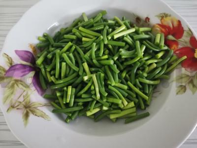 Salotas su česnako stiebais ir morkomis Žingsnis 2