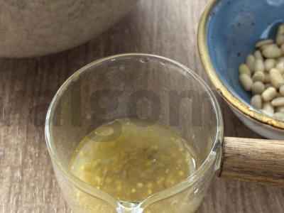 Salotas su šviežiu cukiniju ir pušų riešutais Žingsnis 2