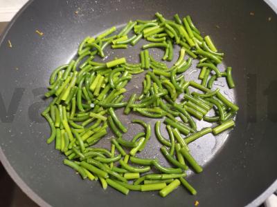 Salotas su česnako stiebais ir morkomis Žingsnis 4