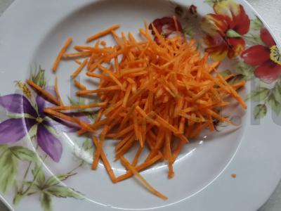 Salotas su česnako stiebais ir morkomis Žingsnis 5