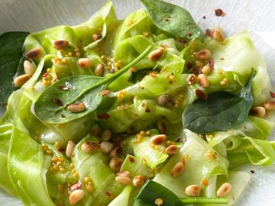 Salotas su šviežiu cukiniju ir pušų riešutais pagrindine nuotrauka