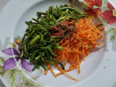 Salotas su česnako stiebais ir morkomis Žingsnis 6