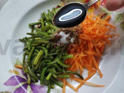 Salotas su česnako stiebais ir morkomis Žingsnis 7