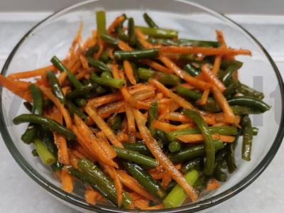 Salotas su česnako stiebais ir morkomis pagrindine nuotrauka