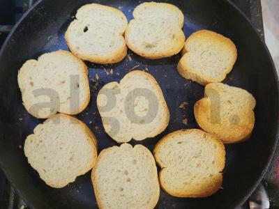 Skani sumuštiniai su šprotais, agurku ir česnako-majonezo padažu Žingsnis 1