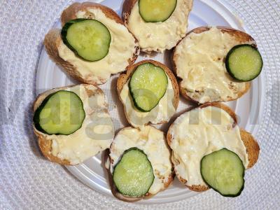 Skani sumuštiniai su šprotais, agurku ir česnako-majonezo padažu Žingsnis 3