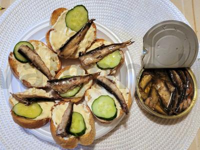 Skani sumuštiniai su šprotais, agurku ir česnako-majonezo padažu Žingsnis 4