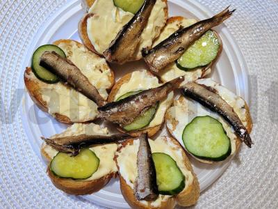 Skani sumuštiniai su šprotais, agurku ir česnako-majonezo padažu pagrindine nuotrauka