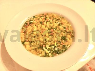 Okroška su dešra ir žolelėmis ant rauginto pieno pagrindine nuotrauka