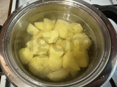 Bulvių košė su dešrelėmis Žingsnis 1