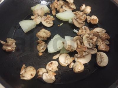 Kepinys su grybais, svogūnais ir sūriu Žingsnis 2