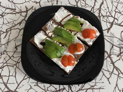 Traškus užkandis su ruginių krekerių ir varškės sūriu Žingsnis 3