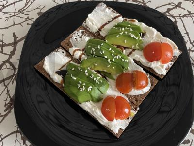 Traškus užkandis su ruginių krekerių ir varškės sūriu pagrindine nuotrauka