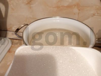 Šviežių uogų, obuolių ir cinamono kompotas Žingsnis 1