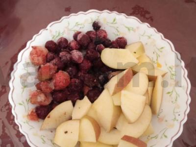 Šviežių uogų, obuolių ir cinamono kompotas Žingsnis 3