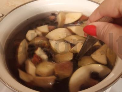 Šviežių uogų, obuolių ir cinamono kompotas Žingsnis 4