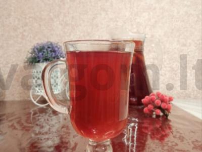 Šviežių uogų, obuolių ir cinamono kompotas pagrindine nuotrauka