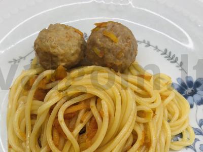 Makaronai su meatballs ir daržovių troškiniu pagrindine nuotrauka