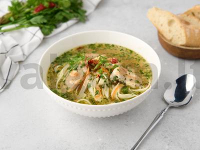 Uzbekų vištienos ir makaronų sriuba pagrindine nuotrauka