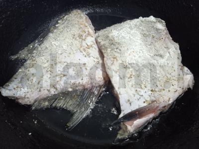 Keptas lydekas su traškia kvapnia plutele Žingsnis 5