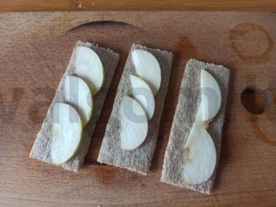 Desertas su obuoliu ir kondensuotu pienu ant sausainių Žingsnis 1